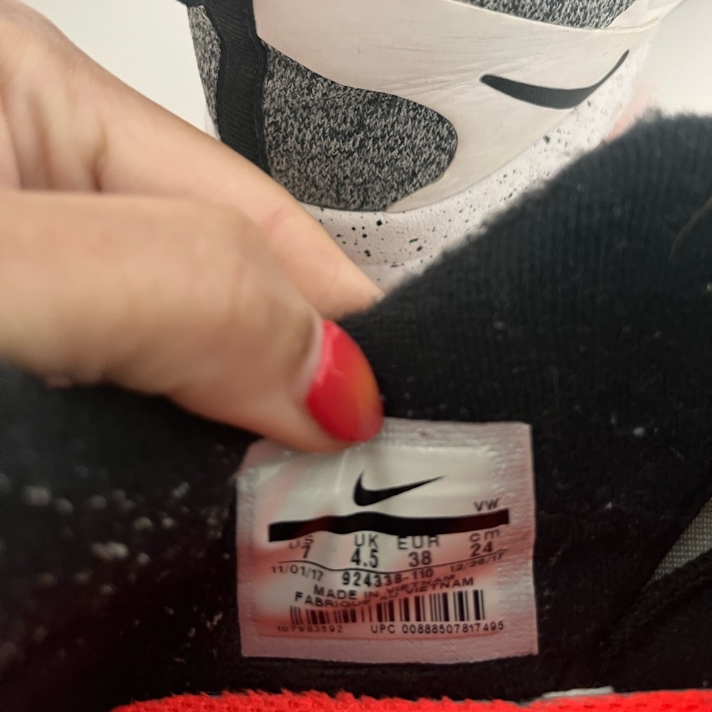 Nike sneakers - Picture 2 of 5